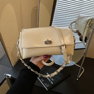 Sac sous le bras pour femmes en similicuir PU tendance à rabat brillant avec bandoulière en chaîne argentée et boucle