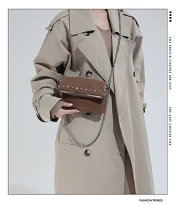 Détails du sac bandoulière vintage en cuir marron avec clous et bandoulière chaîne