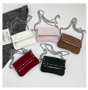 Détails des sacs bandoulière vintage colorés avec rivets métalliques et fini mat