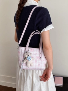 Sac fourre-tout rose à fleurs avec motifs de nœuds et breloque chiot en peluche