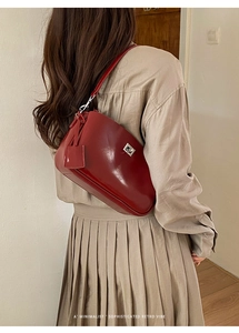 Detail der roten Lackleder-Baguette-Tasche mit silbernem Drehverschluss im schicken Retro-Stil