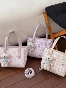 Trois sacs cabas élégants avec motifs ours et pendentifs chien peluche en rose et beige