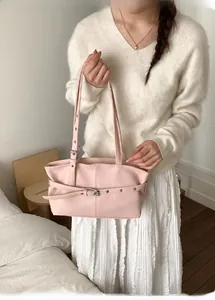 Détail du sac cabas rose clair avec boucle réglable et finitions métalliques argentées