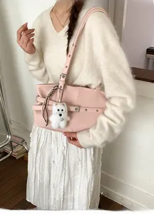 Détails du sac fourre-tout rose en similicuir avec un charmant petit chien en peluche