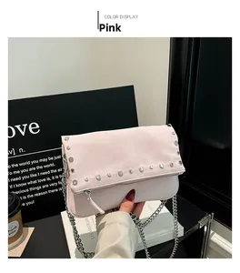 Détail du sac bandoulière en similicuir rose avec rivets argentés et bandoulière chaîne