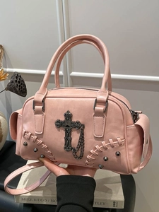 Sac à main Boston rose avec croix noire, rivets métalliques et bandoulière chaîne