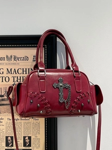 Sac à bandoulière gothique rouge foncé avec croix en métal, chaînes et clous