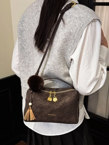 Retro dunkelbraune Umhängetasche aus Leder mit Vintage-Textur und goldenen Reißverschlüssen