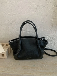 Sac fourre-tout rétro en cuir grainé noir avec détails argentés et bandoulière amovible