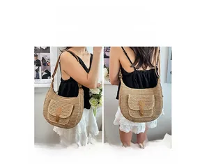 Sacoche en paille avec bandoulière en cuir montrant les styles épaule et bandoulière