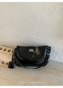 Detailansicht der schwarzen Lackleder-Schultertasche mit elegantem silbernem Drehverschluss