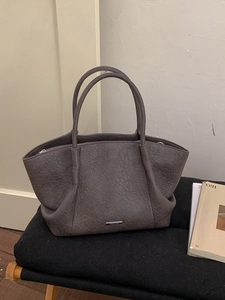 Grand sac cabas taupe rétro avec texture plissée et doubles poignées pour le bureau
