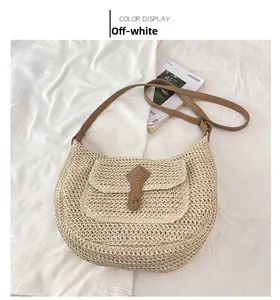 Détail du sac selle tissé crème avec bandoulière en cuir marron et boucle décorative