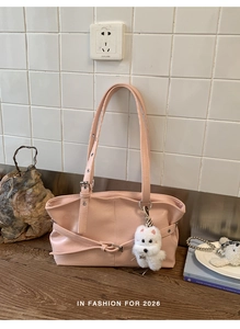 Détail du cabas en cuir PU rose avec plis souples et pendentif chiot en peluche