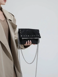 Sac bandoulière vintage en daim noir avec rivets argentés et chaîne pour femmes