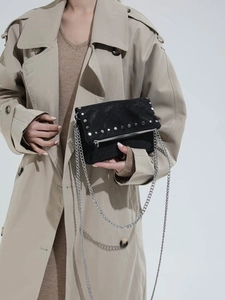 Sac bandoulière noir rétro avec clous argentés et chaîne élégante pour femmes