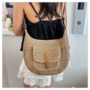 Détail du sac de selle tissé à la main avec boucle en cuir marron et bandoulière d'été