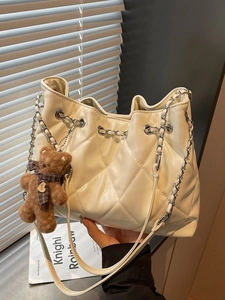 Women Quilted PU Leather Shoulder Bag Glossy Rhombus Pattern Bucket Tote Bag With Chain Strap And Bear Pendant Daily Purse