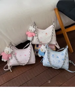 Drei schicke bedruckte Handtaschen in Rosa, Blau und Beige mit passenden Bärenanhängern