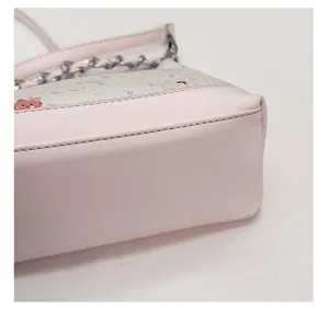 Detail der Tasche mit Katzenprint in Rosa und Weiß, Bodenprofil und saubere Nähte