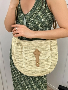 Sac selle demi-lune en paille tressée beige avec fermoir en cuir brun et bandoulière