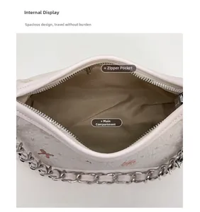 Innenansicht der Schultertasche mit großem Hauptfach und Reißverschlussfach