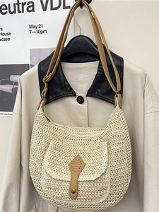 Sacoche en paille tressée beige avec poche en similicuir marron et bandoulière