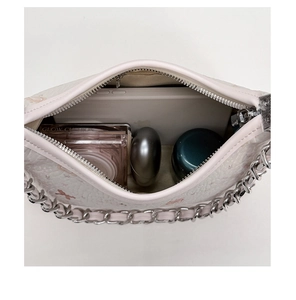 Innenansicht der Vintage-Tasche mit Platz für Handy und Glow Cushion-Kosmetik