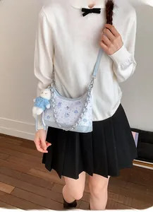 Hellblaue Umhängetasche mit Katzenprint, Metallkette und süßem Lamm-Plüschtier-Anhänger