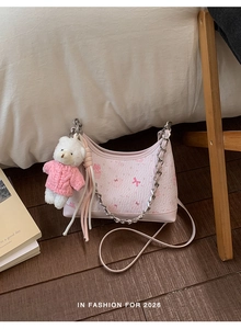 Rosa strukturierte Schultertasche mit Silberkette und süßem Bärenanhänger im Detail