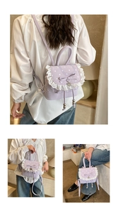 Détail du sac à dos lavande à nœud avec bordure en dentelle et pendentif cœur