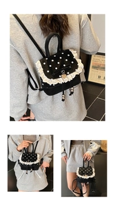 Vue détaillée du mini sac à dos à pois avec bordure en dentelle et pendentif cœur