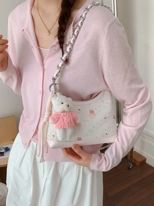 Vintage-Schultertasche mit Bärenprint, rosa Besatz und Plüschbär-Anhänger
