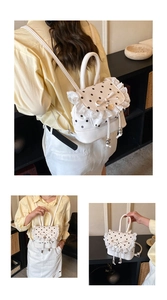 Vues détaillées du mini sac à dos à pois blancs avec dentelle et pendentif cœur