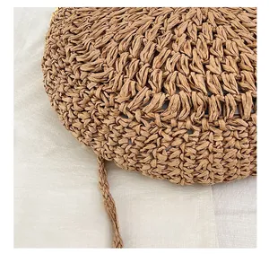 Détail du tissage de paille haute densité sur un sac de plage marron naturel