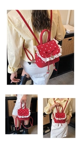Détail d'un sac à dos rouge à pois avec bordure en dentelle blanche et petit nœud