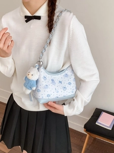 Hellblaue Hobo-Tasche mit Blumenmuster, Cartoon-Prints und süßem Plüschbär-Anhänger an Kette