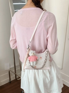 Schicke rosa Schultertasche mit Bärenprint und modischer silberner Kette