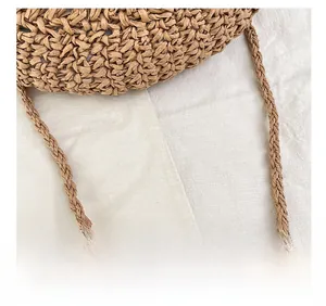 Détail du sac de plage en paille tissé à la main avec des bretelles tressées robustes