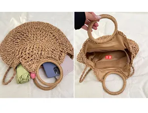 Vue macro d'un grand sac en paille tissée avec poignées rondes et doublure en tissu brun
