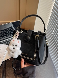 Sac seau rétro en cuir noir avec détails dorés et breloque chiot en peluche