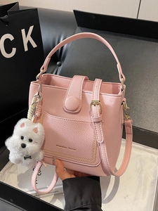 Sac seau rose en cuir grainé avec poignée supérieure et pendentif chiot peluche