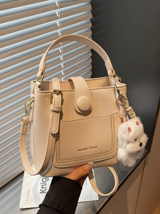 Sac seau chic blanc crème en cuir grainé avec charme chiot en peluche et poignée