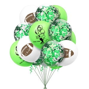 Dettaglio di palloncini da calcio americano con stampa I love ball e coriandoli verdi