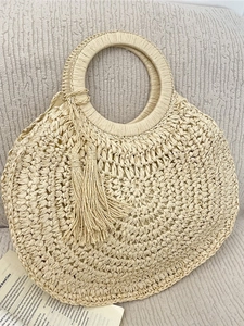 Sac de plage tressé fait main avec poignées rondes et glands pour les vacances d'été