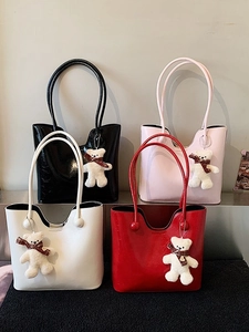 Glossy faux leather tote bag in four colors with a cute plush bear pendant accessory
