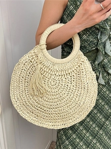 Grand sac de plage en paille tressée beige avec pompons longs pour les vacances