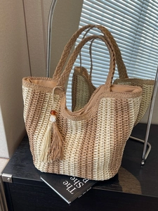 Sac fourre-tout bicolore en paille tressée avec anses rondes et pompon en décor ensoleillé