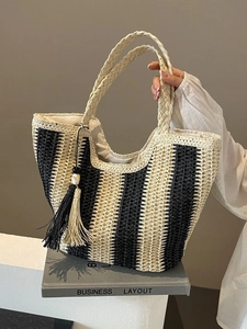 Sac fourre-tout en paille à rayures avec pompons et poignées pour la plage et l'été