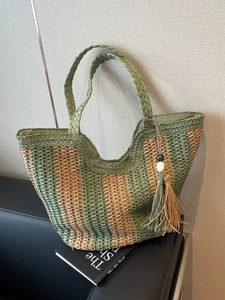 Sac fourre-tout tissé en paille rayé vert et beige avec pompon en perles de bois